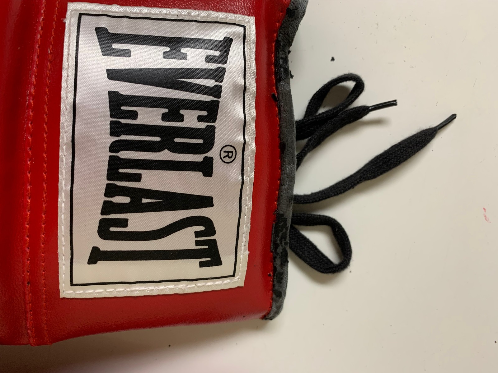 Everlast Red & White Boxing Gloves – 14oz