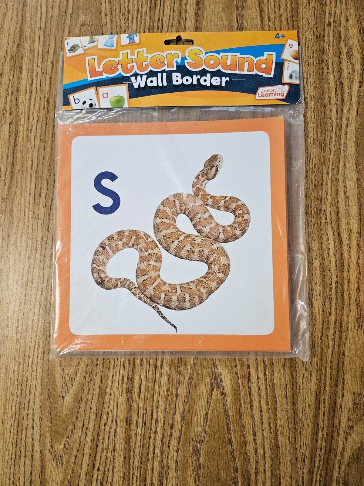 BULLETIN BOARD letter wall border