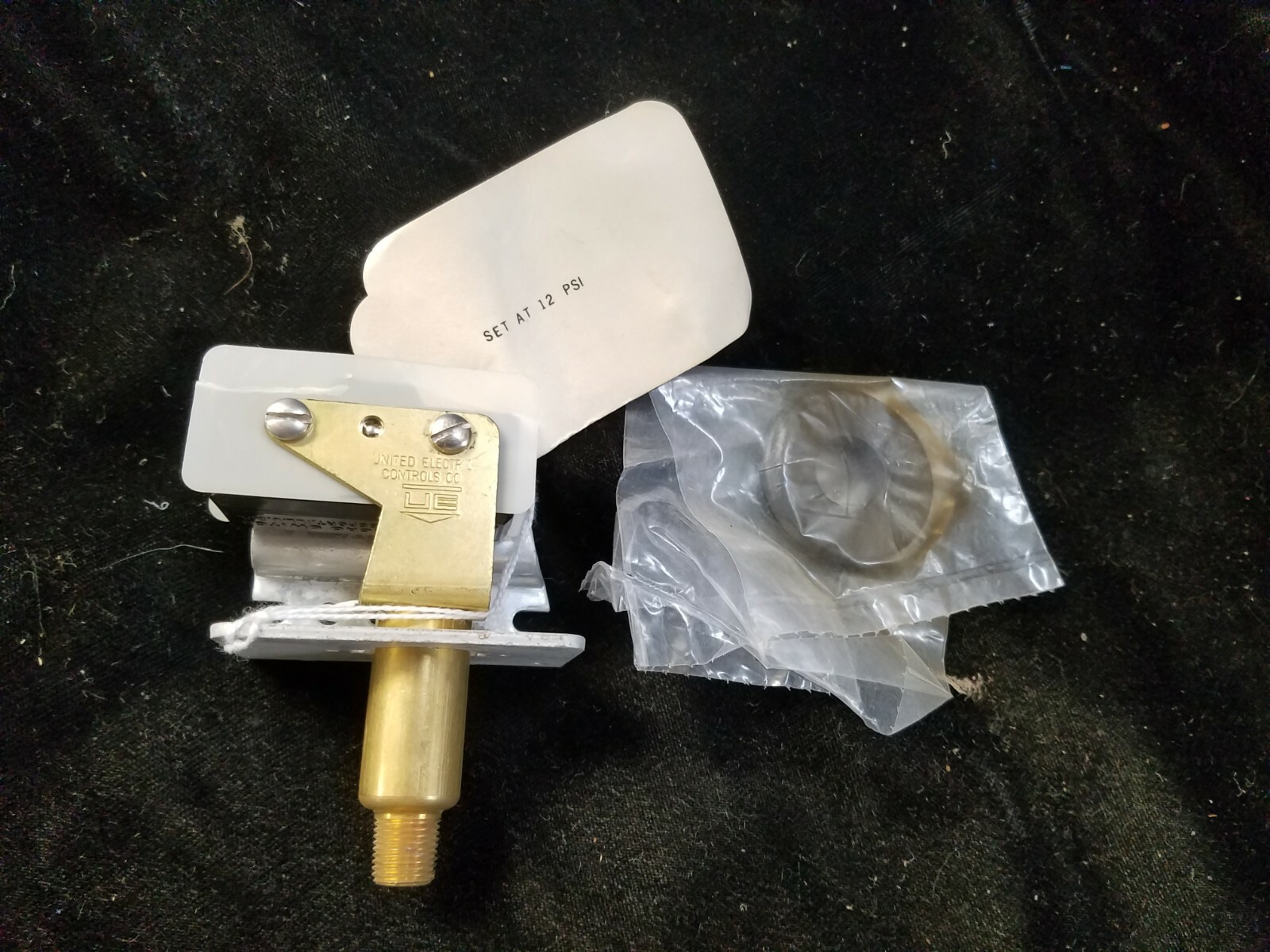 United Electric Controls J40 74964 Pressure Switch NOS