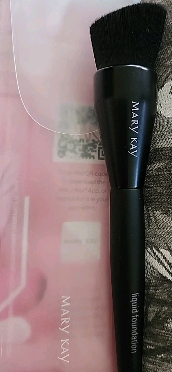 New Mary Kay Liquid Foundation Angled Brush with Clear Carry Pouch / Sleeve