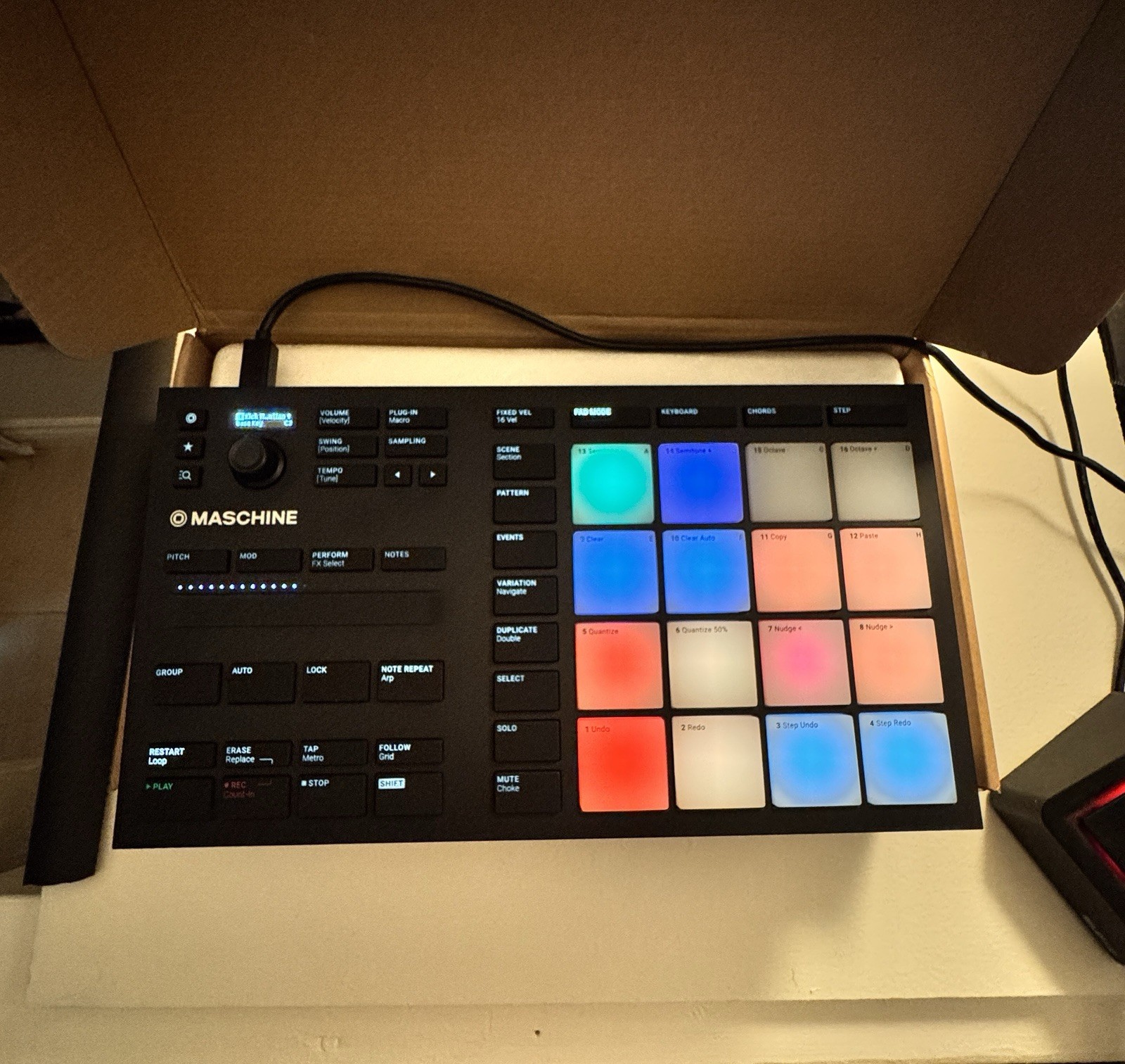 Native Instruments Maschine Mikro MK3 USB MIDI Controller w/ Box & Cable