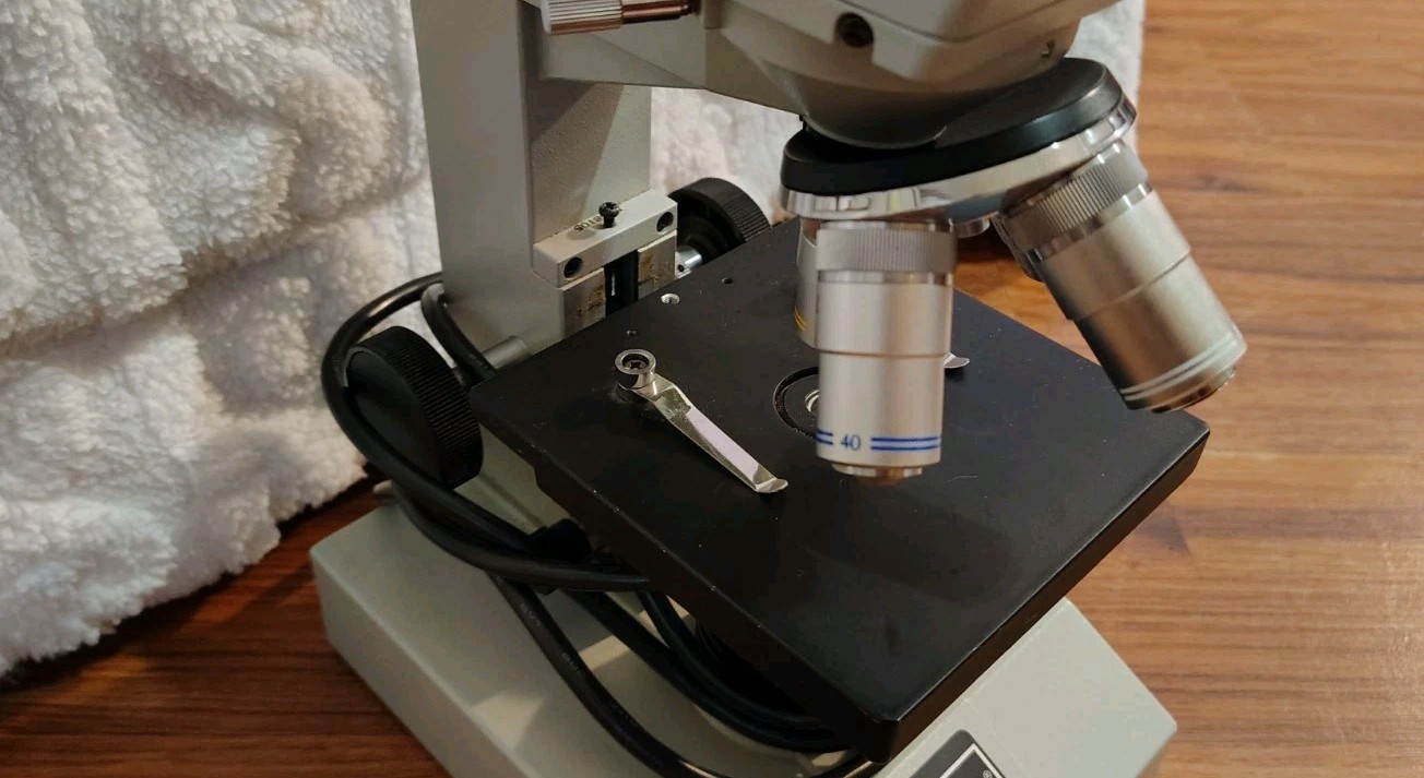 Micromaster Fisher Scientific Model E Microscope LR33410 W/ 4 Objectives ,10x
