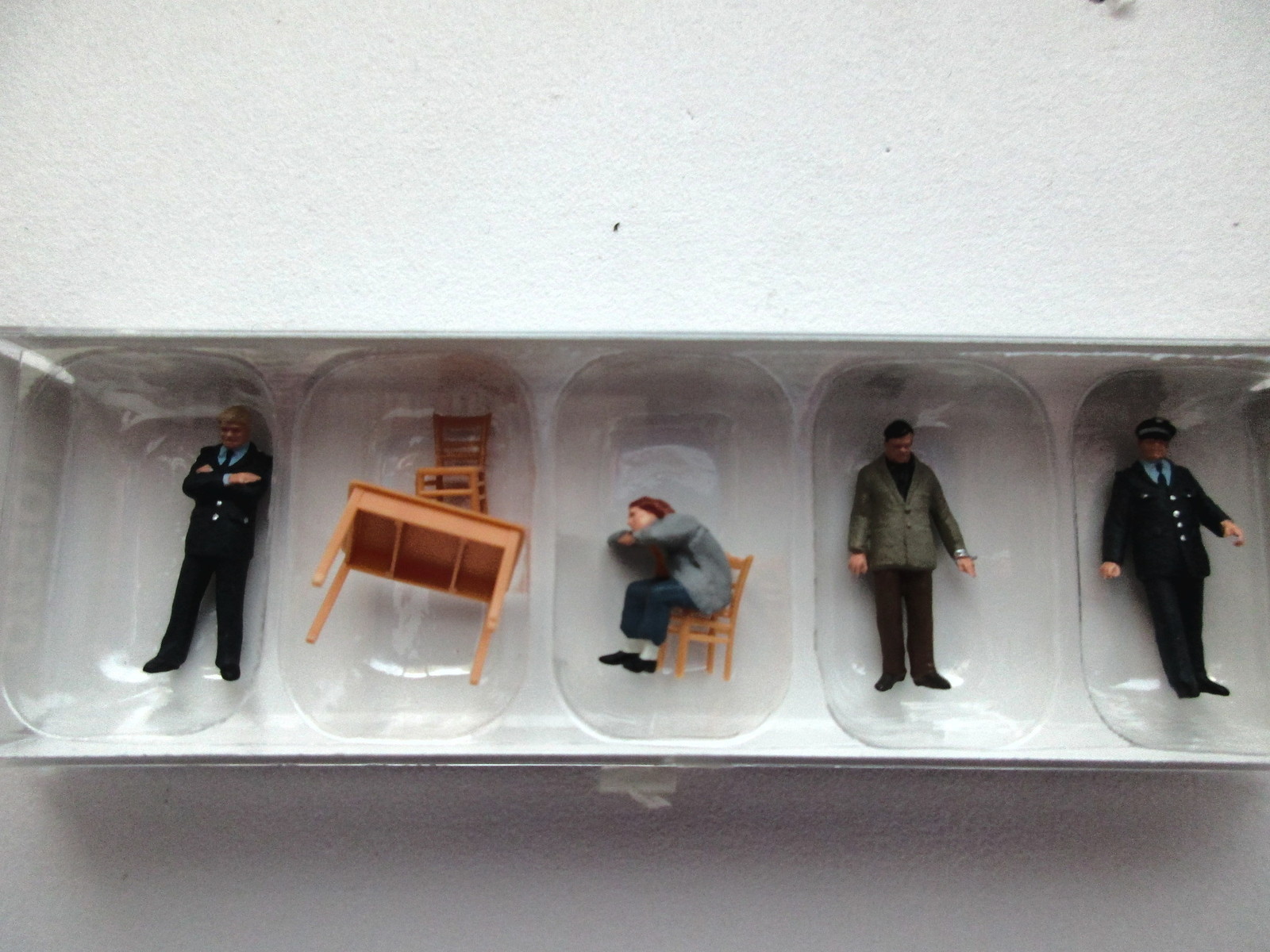 Preiser (HO 1:87)  Suspect Under Interrogation #10590