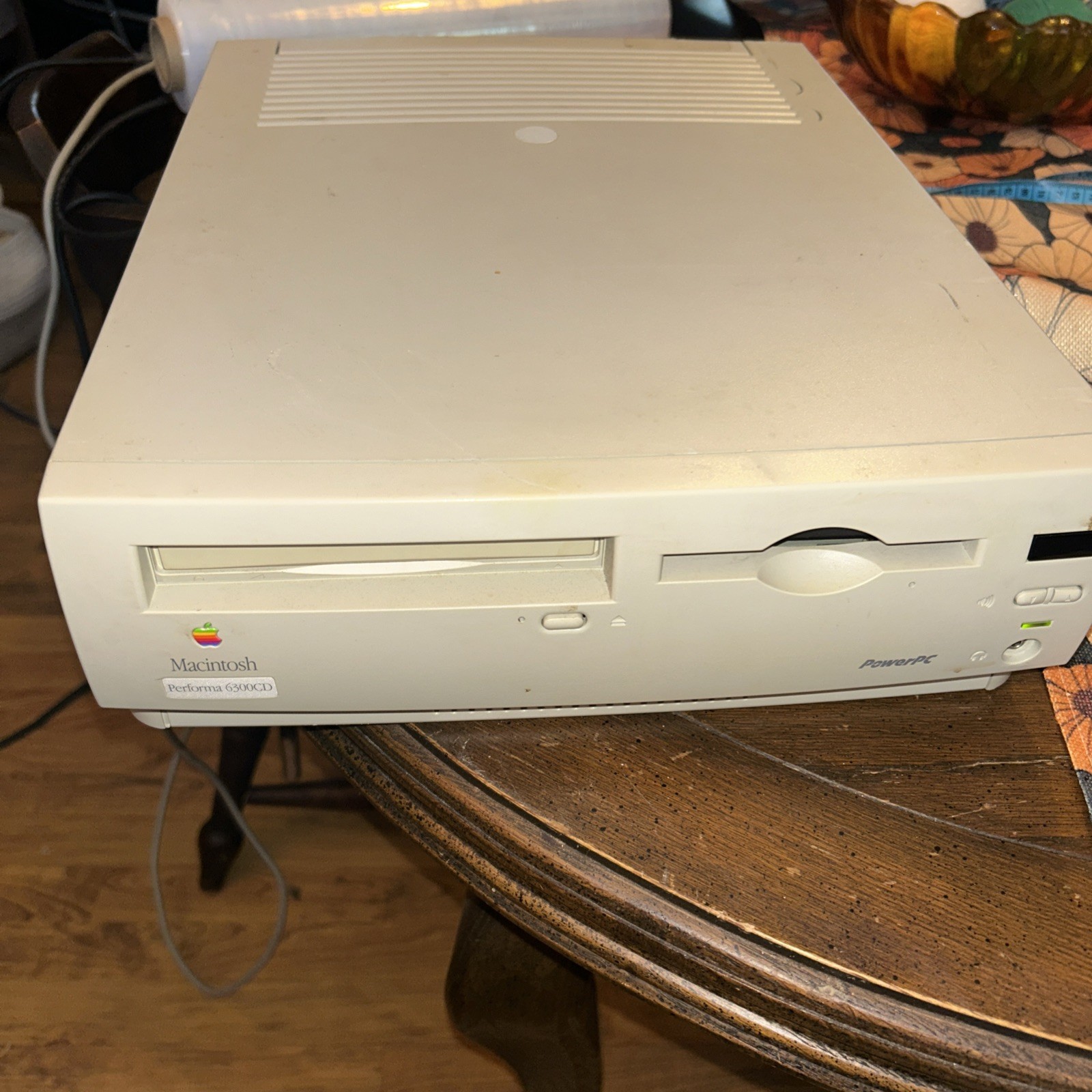 Vintage Apple Macintosh M3076 Performa 6300CD  { UNTESTED } POWER TESTED ONLY .