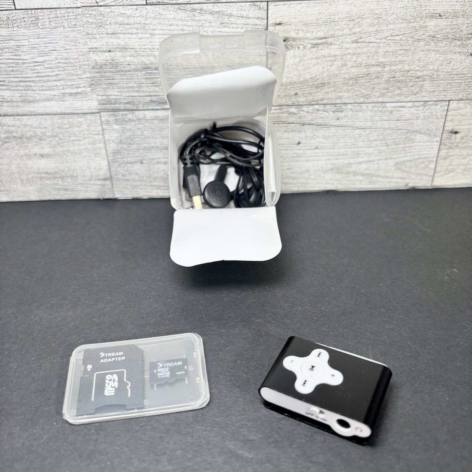Vertigo MP3 00132_BL 2 GB MP3 Player Crystal  Black Open Box