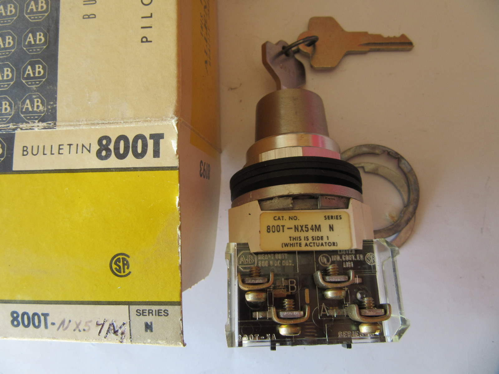 Allen Bradley 800T-NX54M Keyed Selector Switch 2 Position NEW!!! Free Shipping