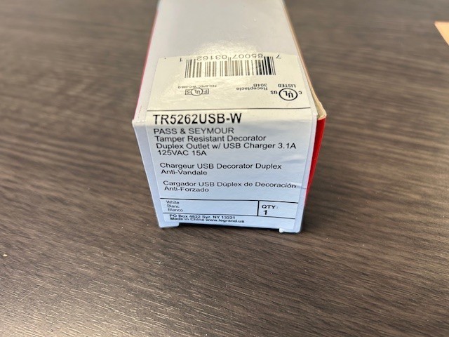Legrand Pass &Seymour Tamper Resistant Decorator Duplex Outlet w/USB TR526USB-W