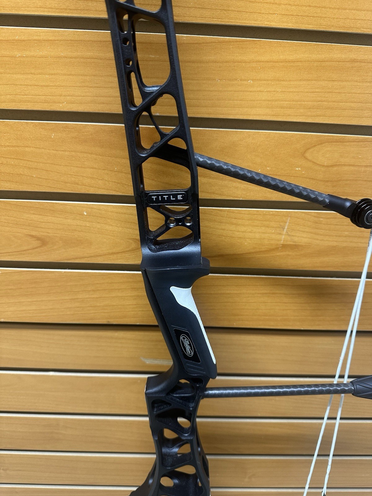 Mathews TITLE 40 Compound Bow - Black - RH - Barely Shot