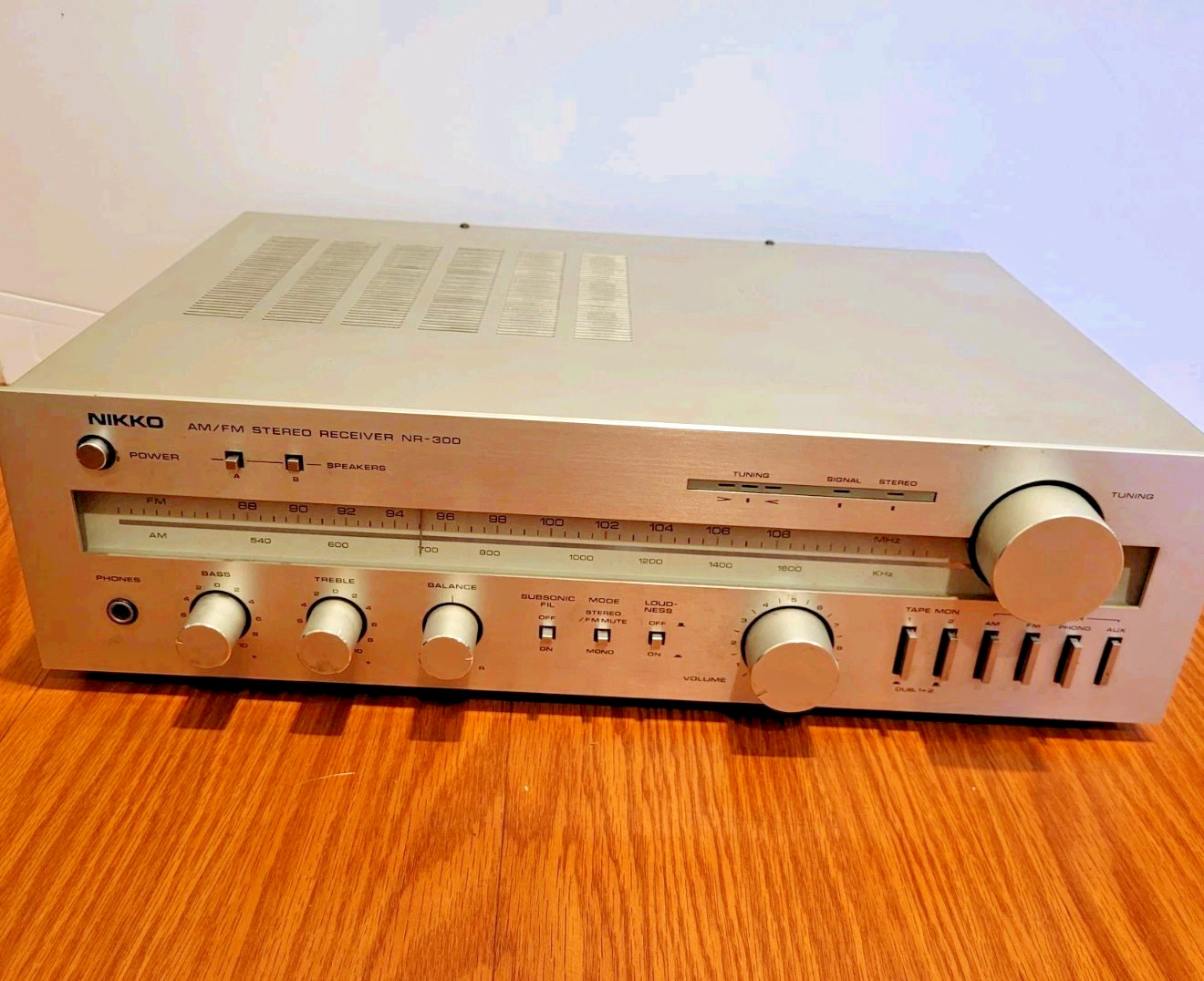 NIKKO  AM/FM Stereo Receiver  NR-300   Tested    MADE JAPAN   AC120V 60Hz 140W