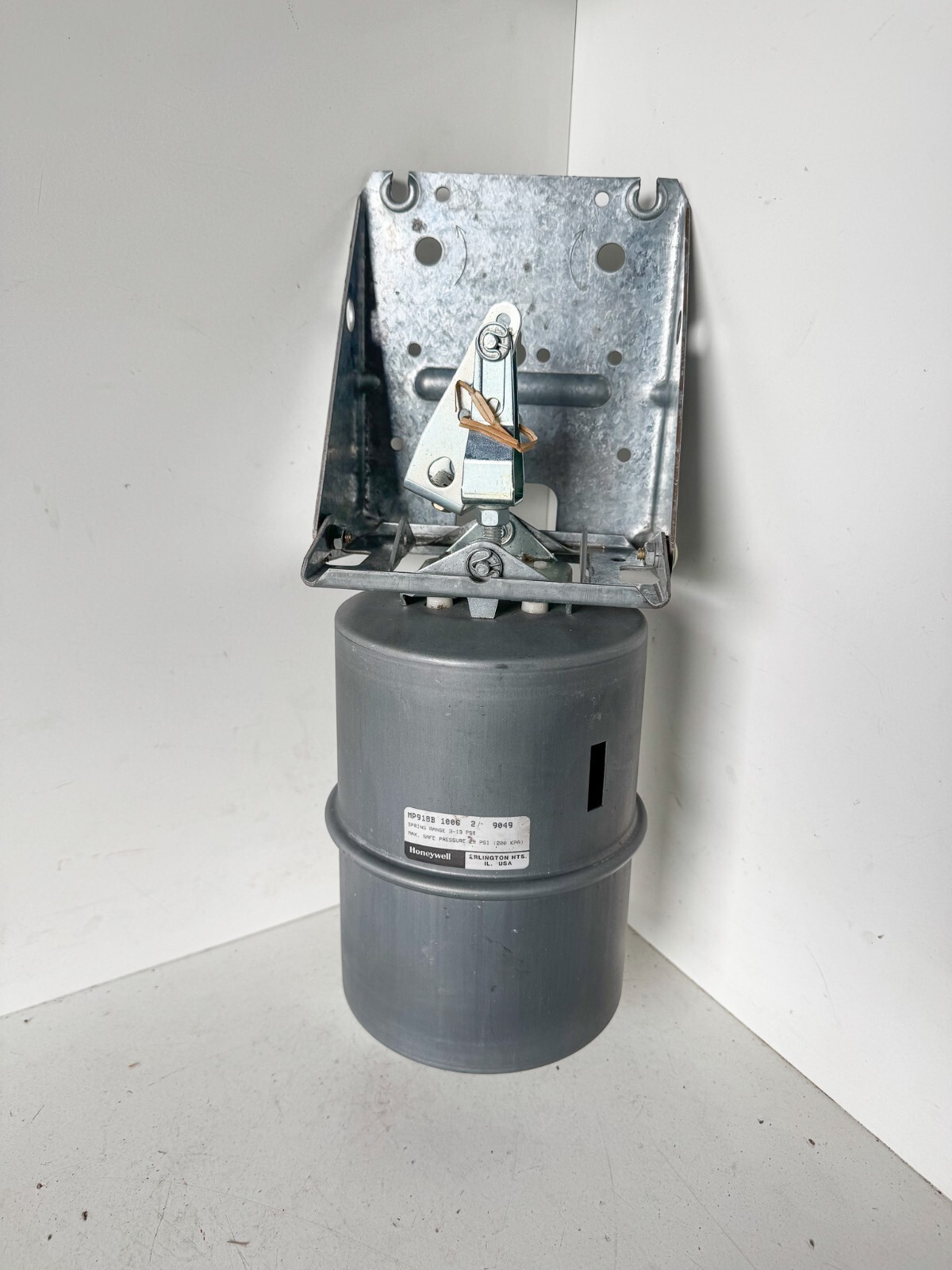 Honeywell MP918B-1006-2 Pneumatic Damper Actuator w/ Mount Bracket 3-13 PSI EL09