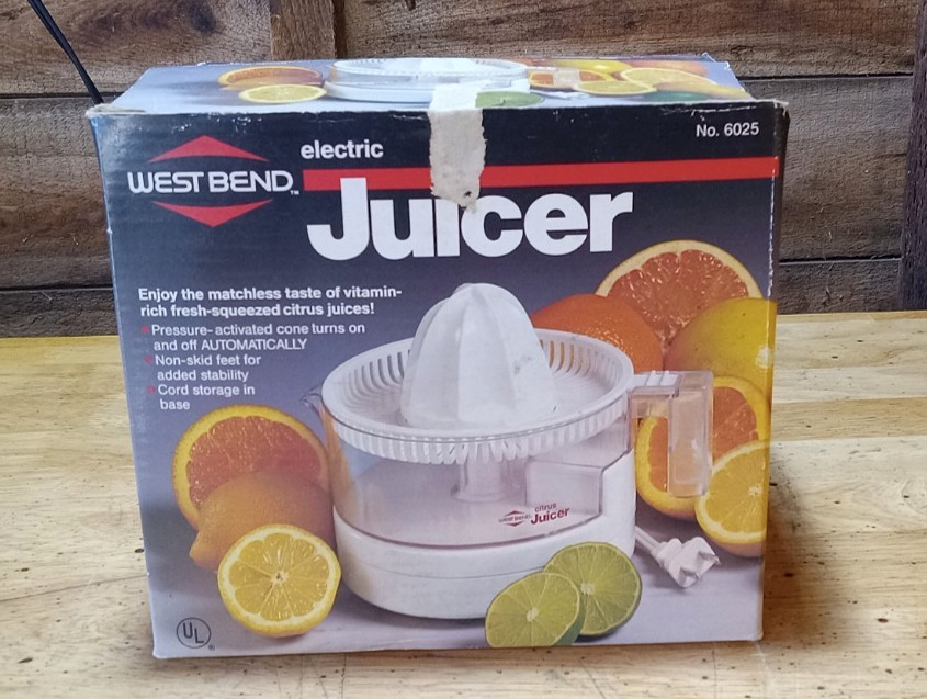 Vintage West Bend Electric Juicer Model #6025 Built In Pitcher 1987