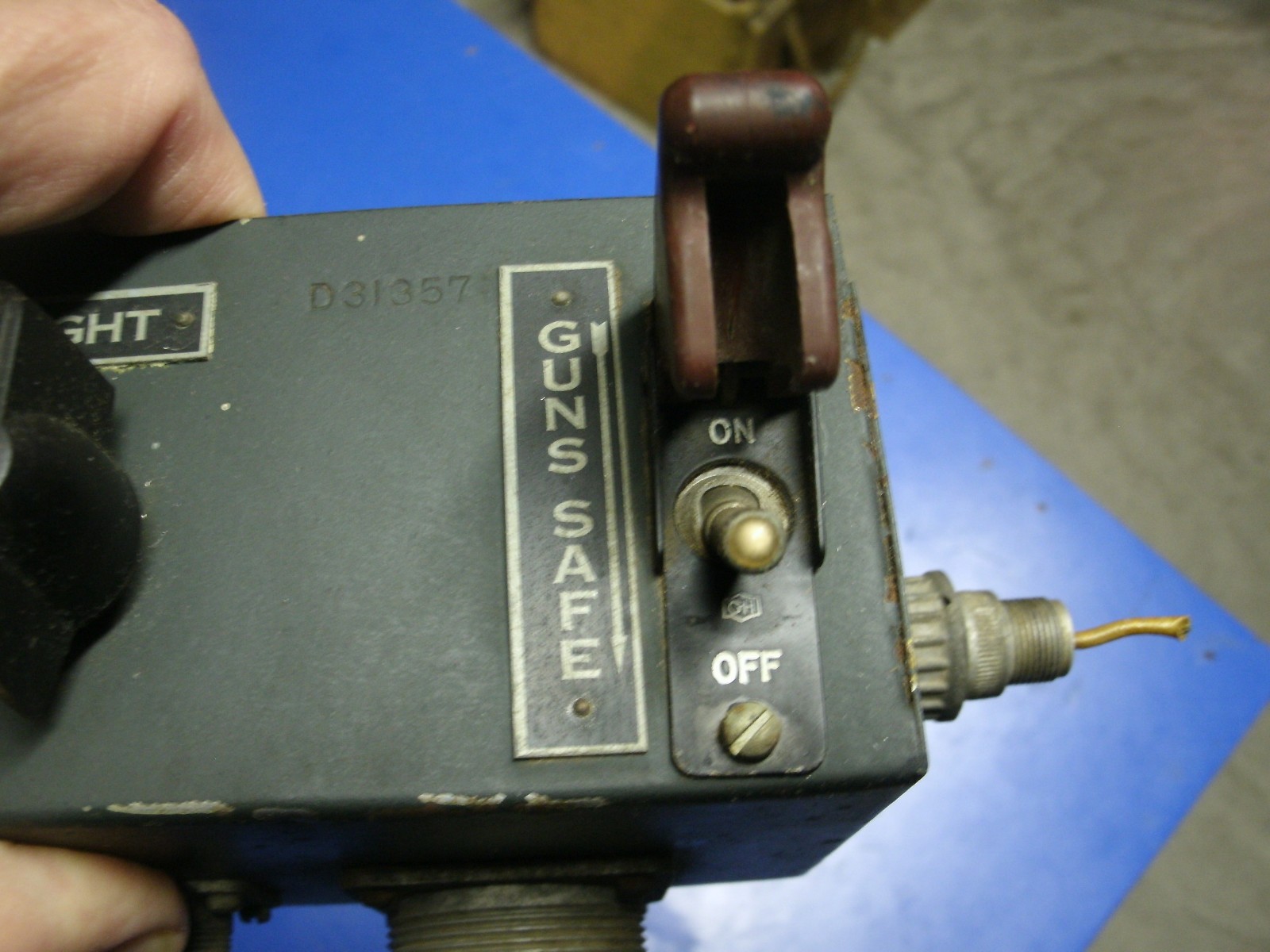 US AIRCRAFT GUN SIGHT - GUN CAMERA SWITCH W.W.II