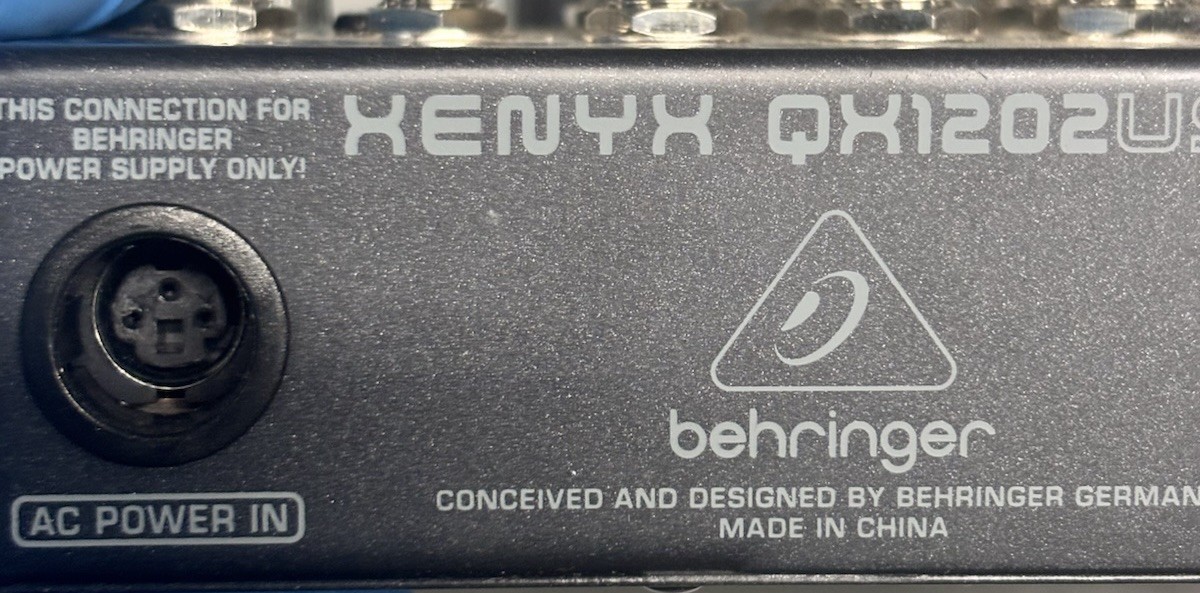 Behringer XENYX Q1202USB.