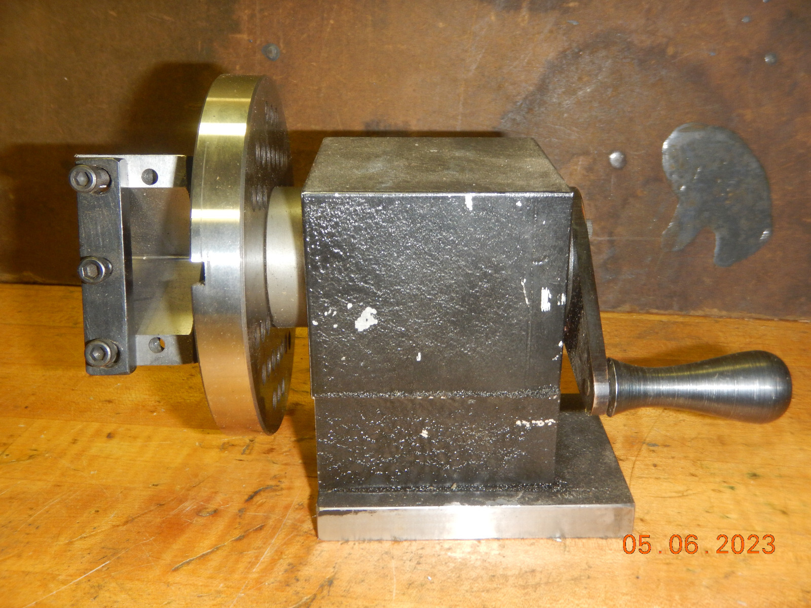 SMALL GRINDER GRINDING PUNCH FORMER SPIN FIXTURE WITH V BLOCK