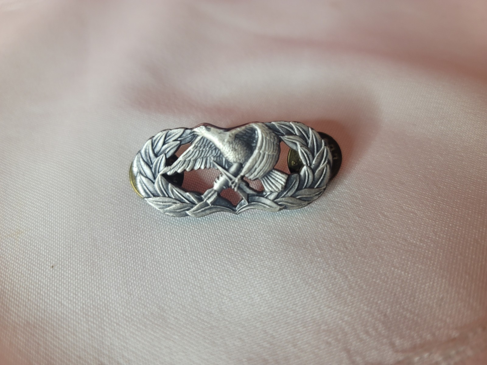ARMY Pin? Military (V-21 on back) NOT SURE WHAT IT IS FROM