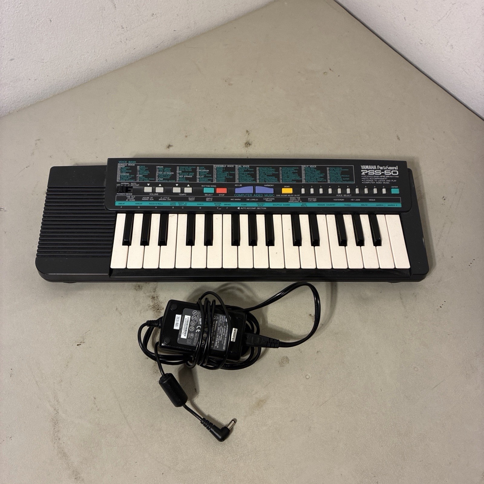 Yamaha PSS-50 PortaSound Keyboard Portable 32 Key ~ Works Nicely