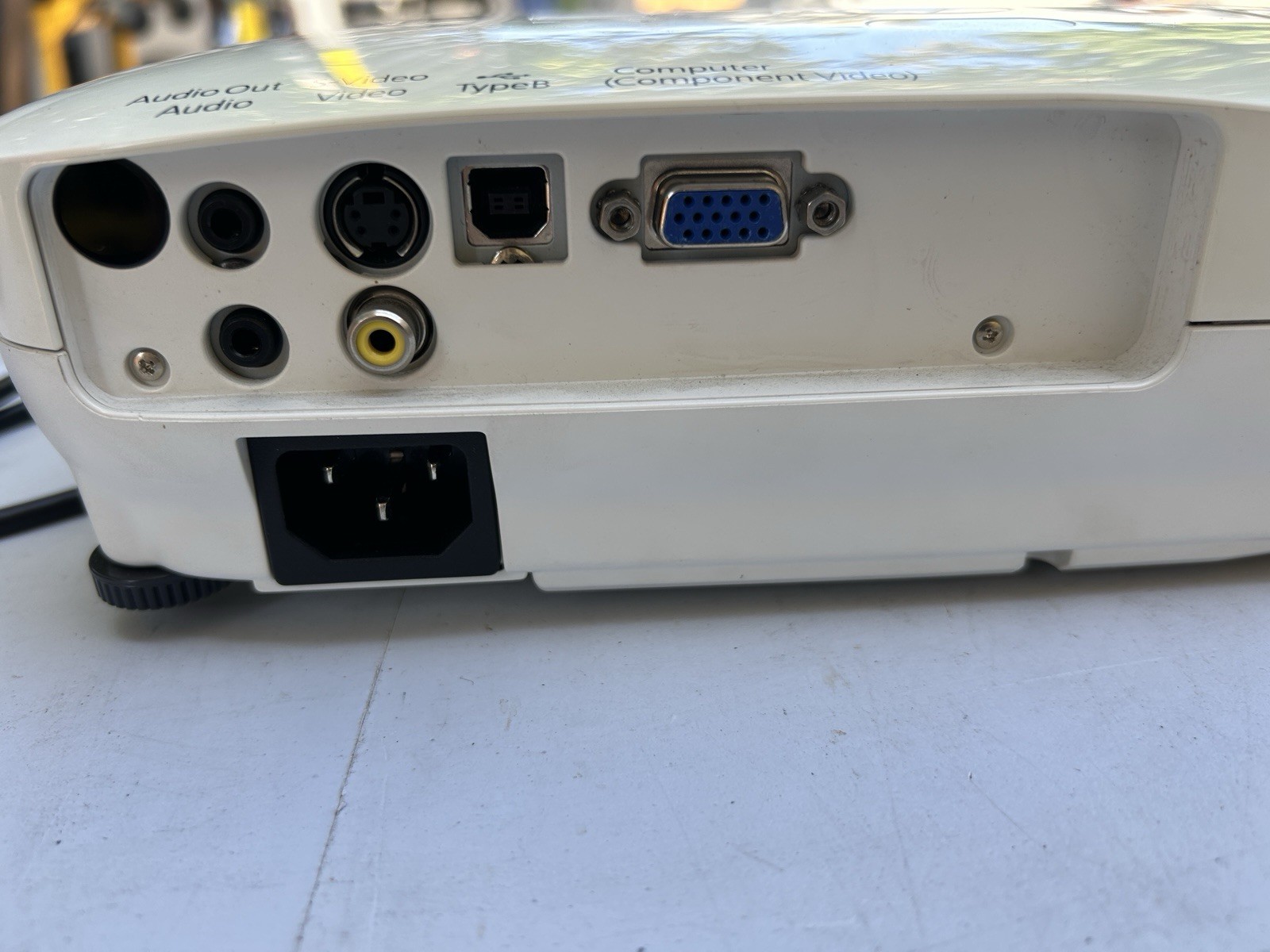 Epson lcd projector EX 31 Model: H309A Works Case includes