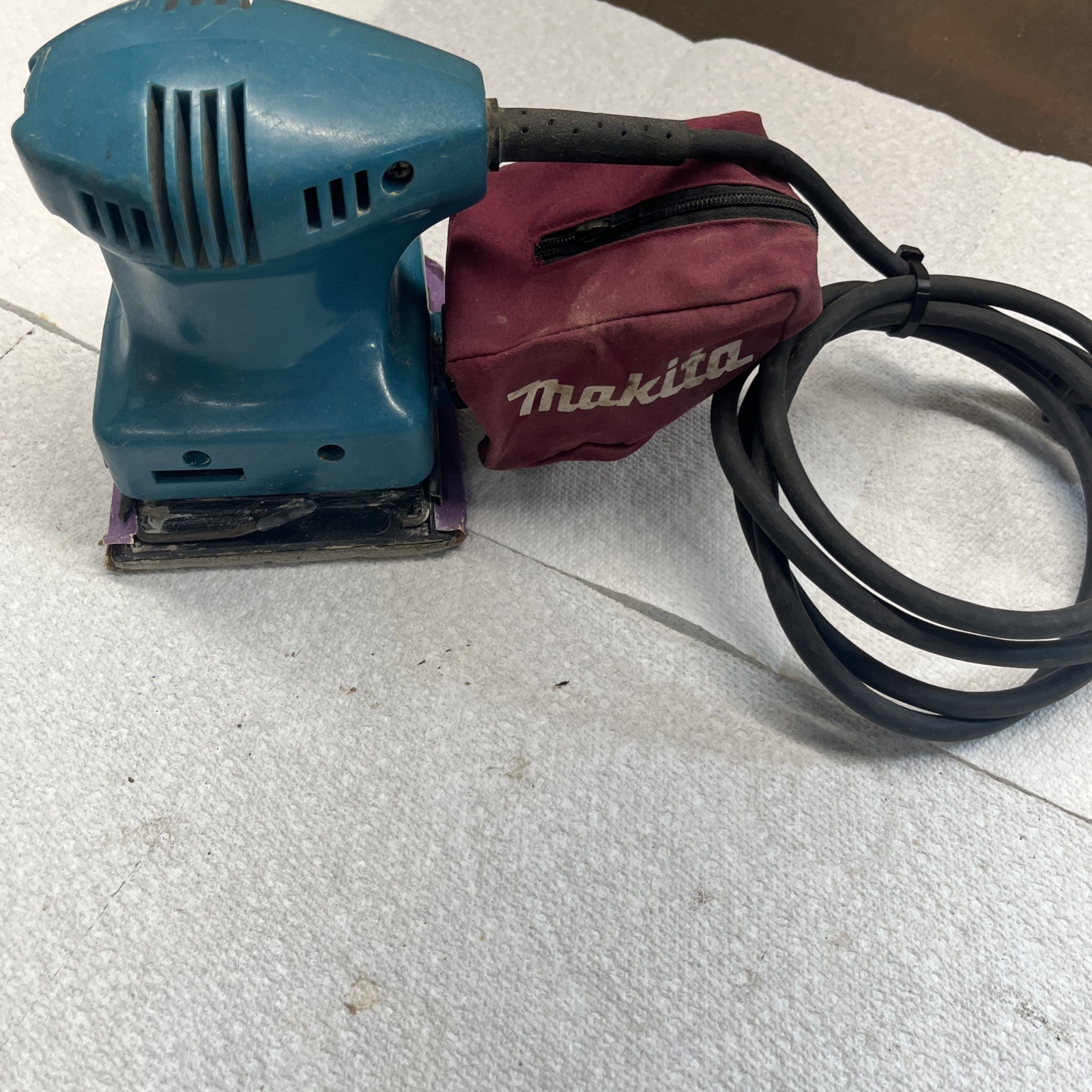 Makita Finishing Sander 1/4 Sheet Corded Model B04550 Tested & Works W/Dust Bag