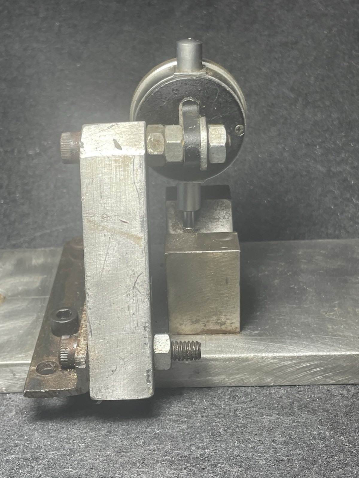 Swiss Precision Instruments SPI Dial Indicator 25-323-7 Metal base & 2 v-blocks