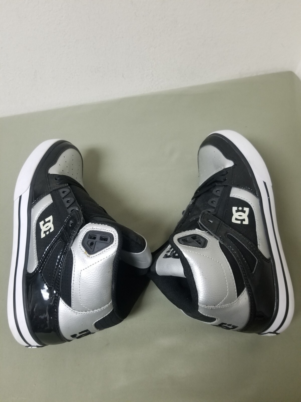 New DC Shoe Co. Mens Spartan Hi WC Skate Sneakers. 302523