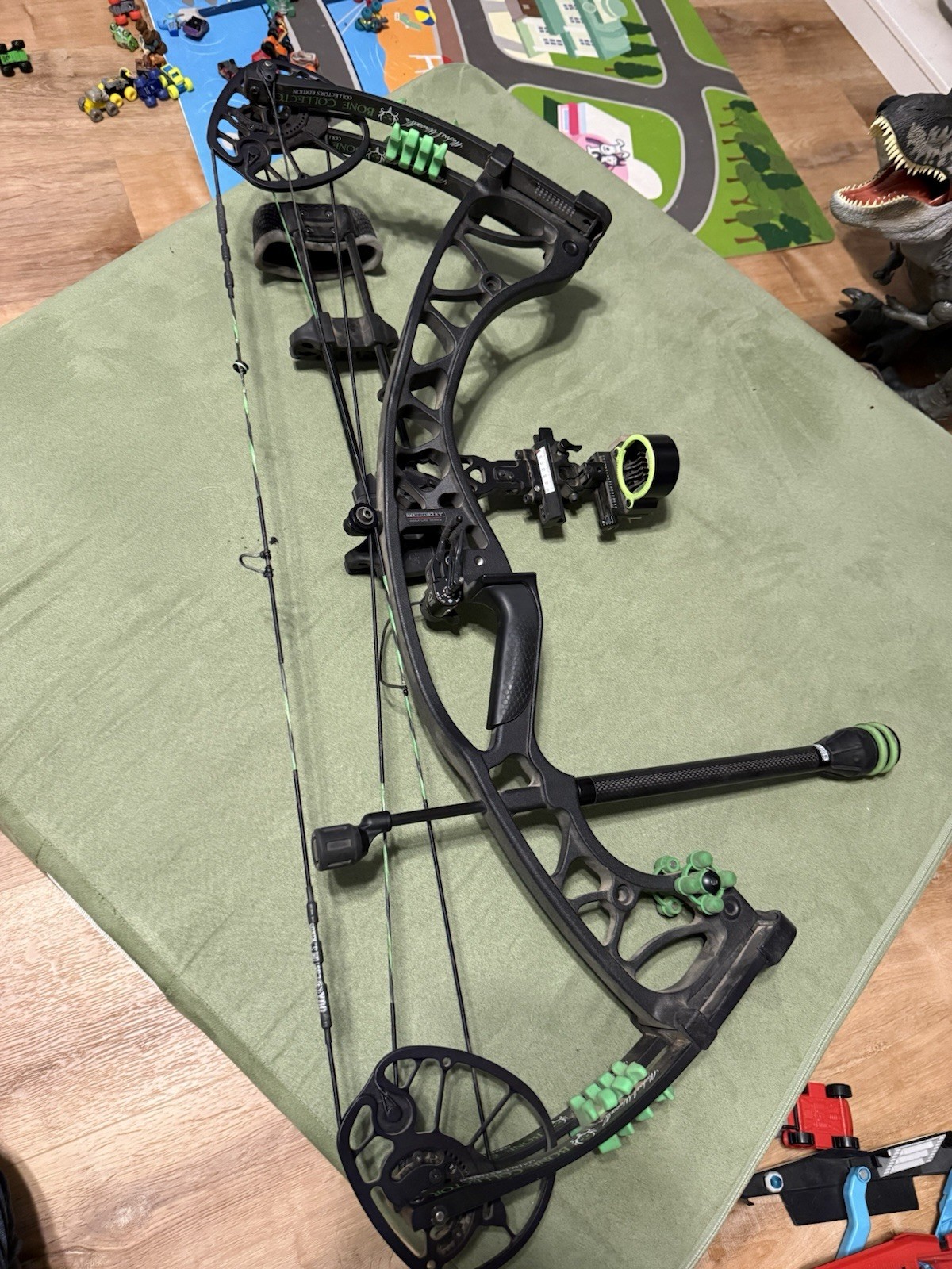 Hoyt Torrex XT Compound Bow Left-Handed 70lbs Black Gold ASCENT VERDICT ASSAULT