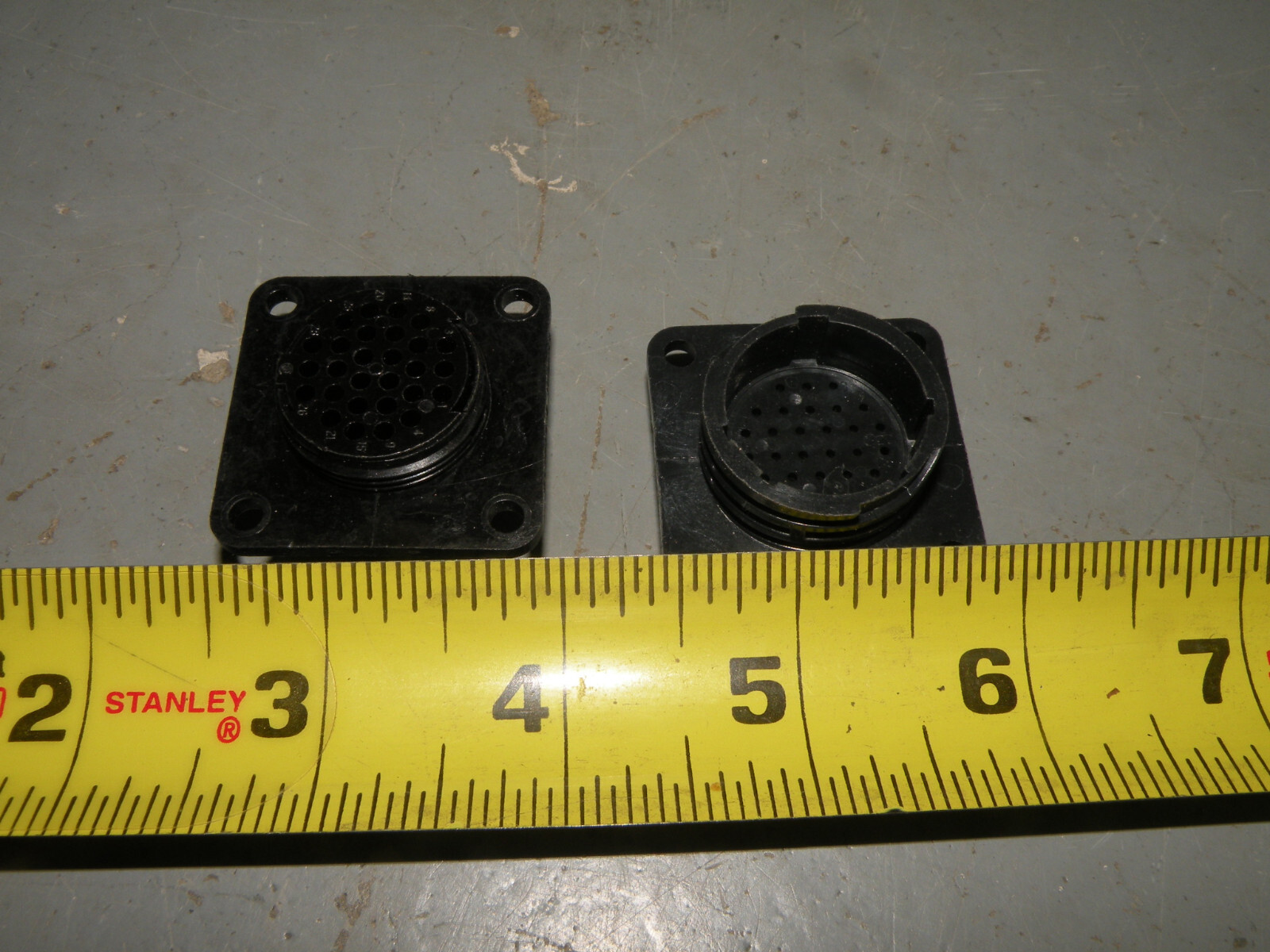 (1) AMP / TE CONNECTIVITY 205840-3 Circular Power Connector Housing 28 Position