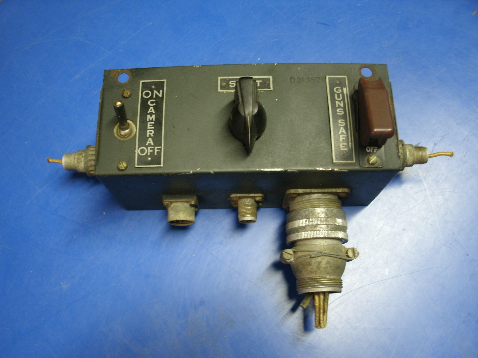 US  AIRCRAFT GUN SIGHT -  GUN CAMERA  SWITCH W.W.II