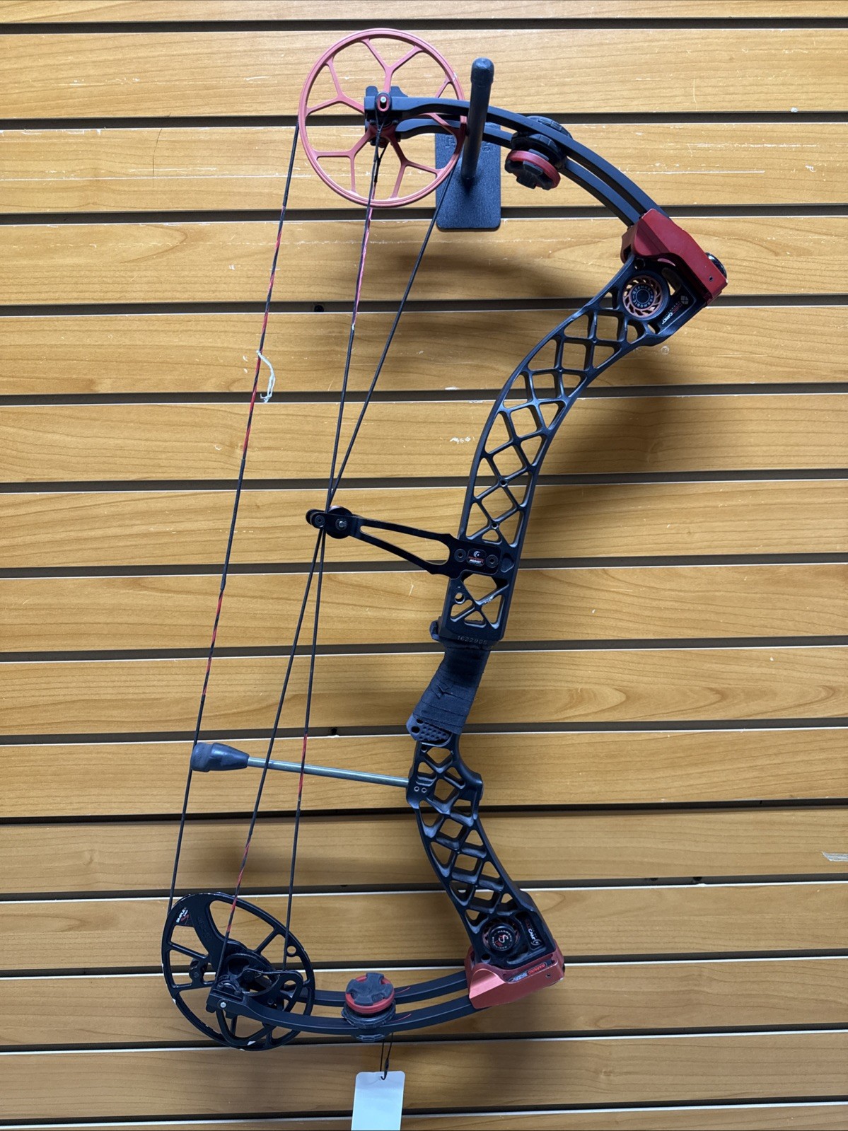 Mathews Creed RH Compound Bow - 70# Max - 28” Cam Installed - Item 6017