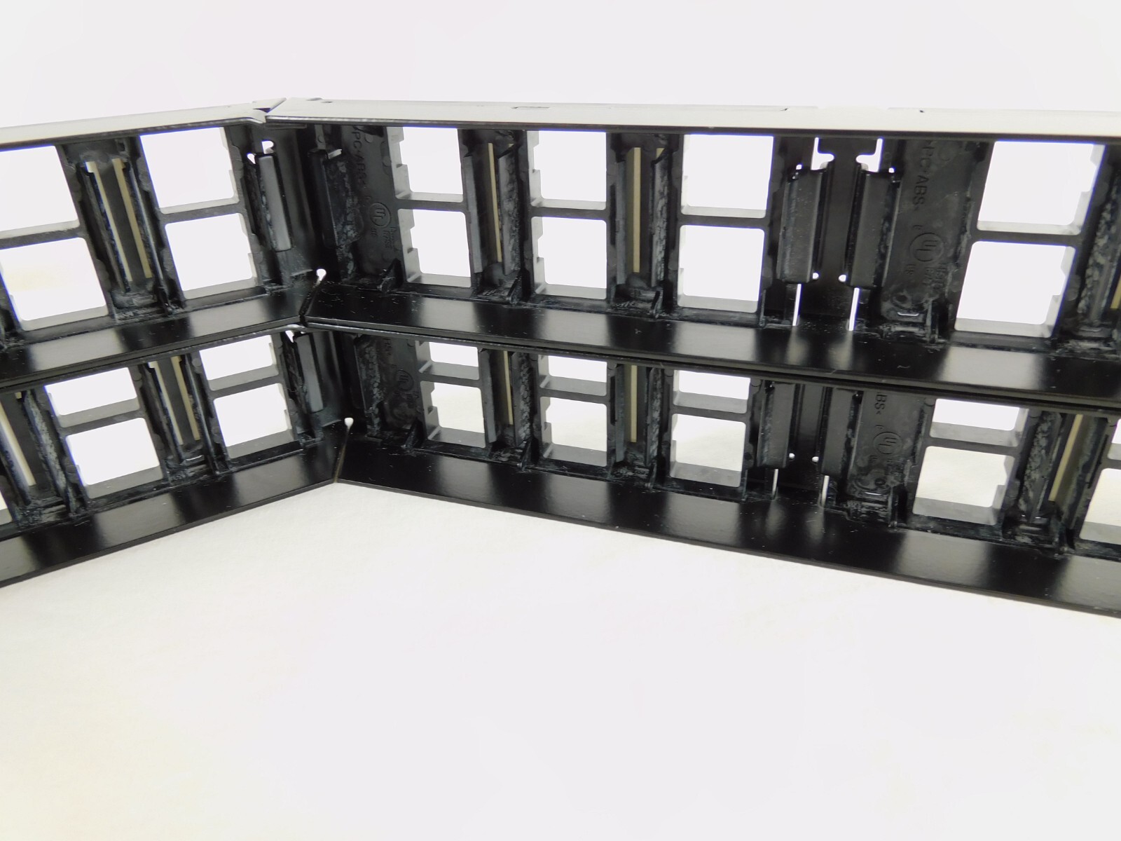 CPPA-UDDM-M-2U-48 760207308 Angled CommScope Patch Panel + Cable Management Bars