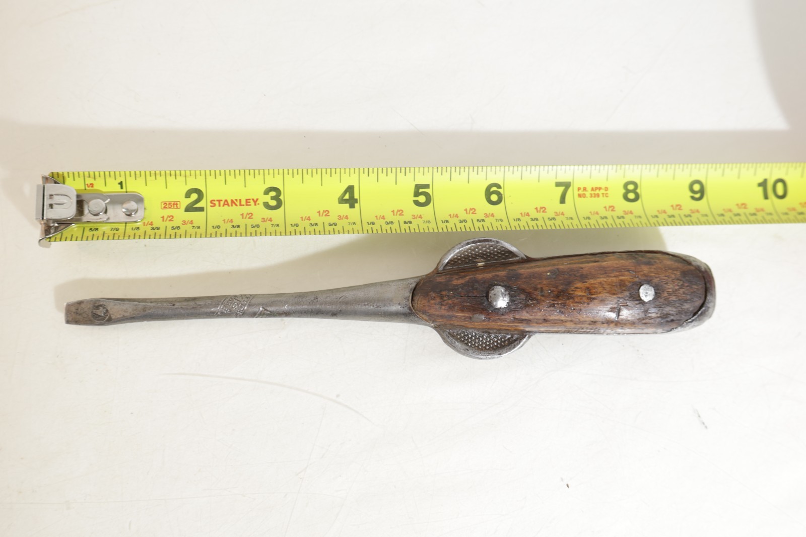 PERFECT HANDLE SIXTY SIX WINGED SCREWDRIVER # 4 IN GOOD USED CONDITION MUST SEE