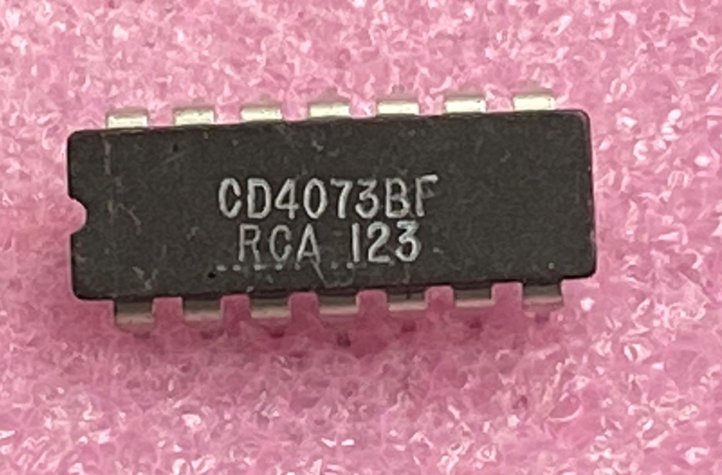 RCA CD4073BF triple 3-input AND Gates Integrated Circuit