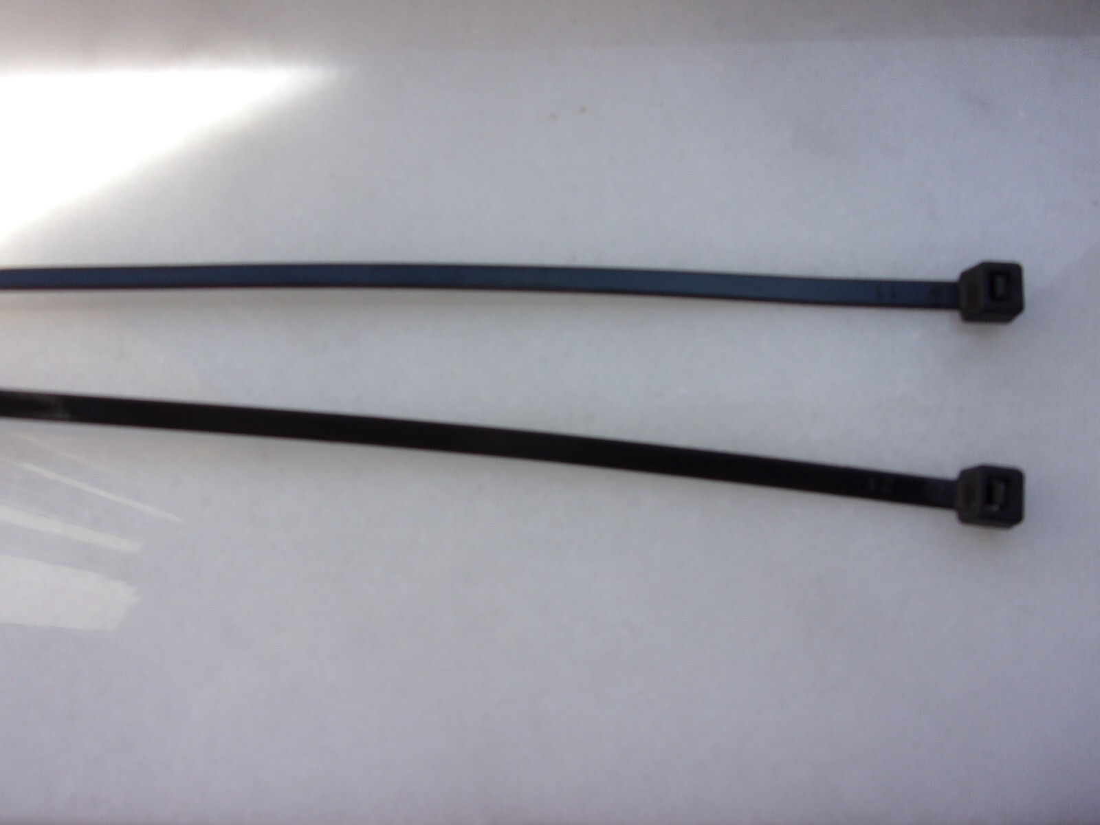 100pcs Cable Ties Suspenders in Black UV - Resistant 4.8mm x 200mm