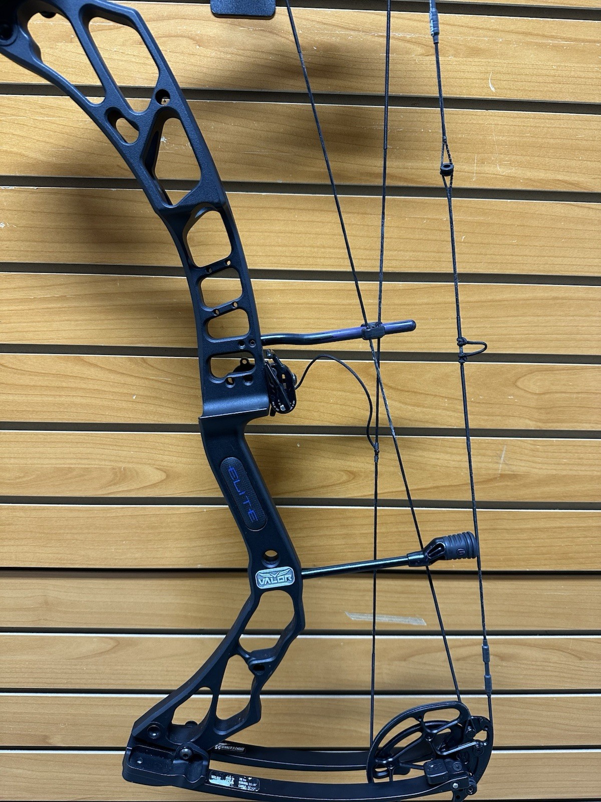 Elite Archery Compound Bow - VALOR - RH - 70# Max - 28.5” Mod Installed