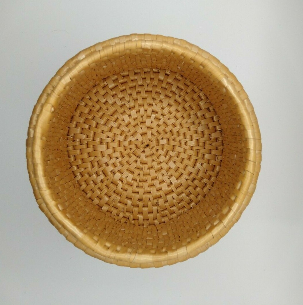 Woven Round Basket with lid and Sand dollar Periwinkle shell Beads Yarn