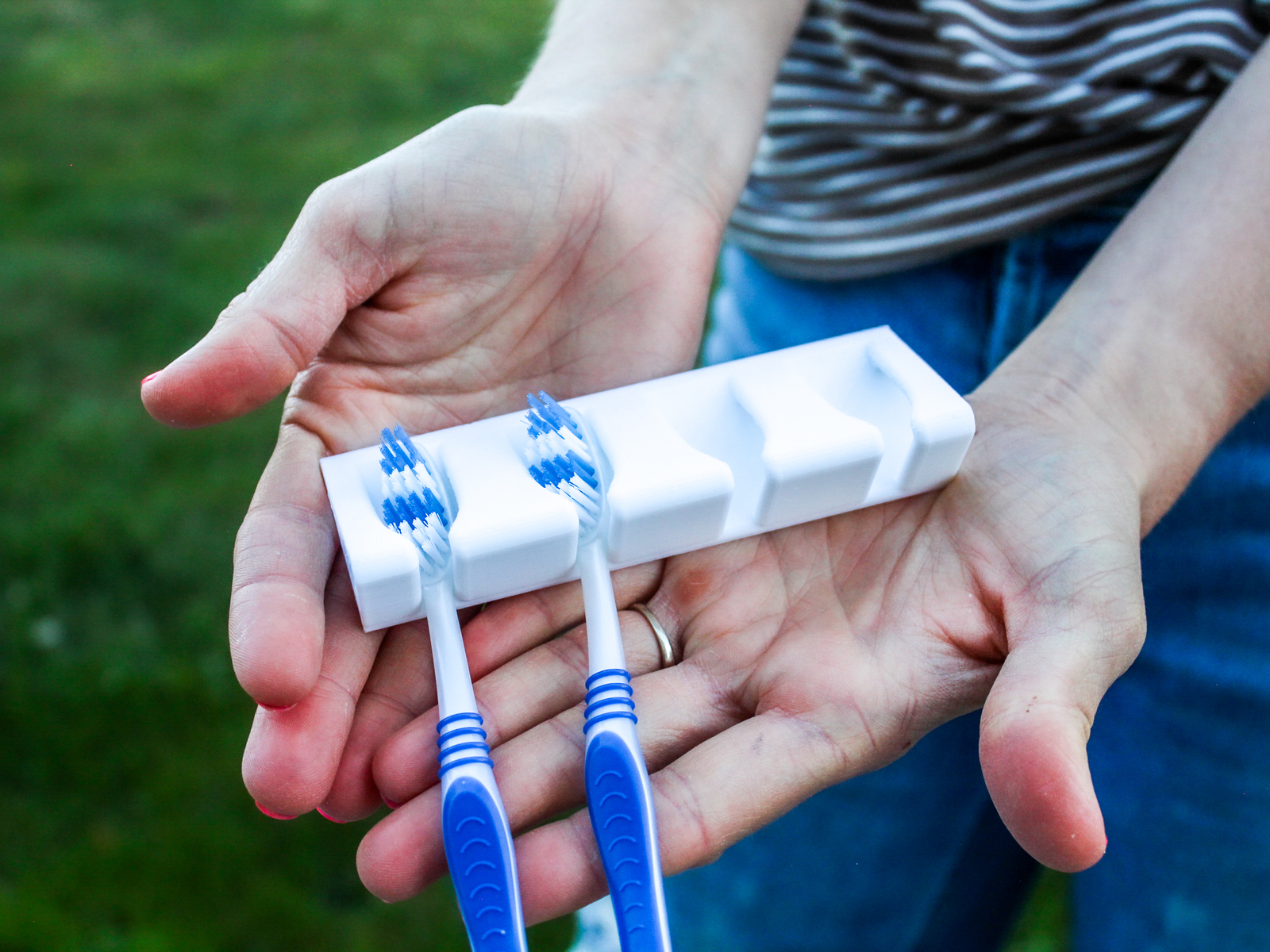 Toothbrush4Hanger – Space-Saving Bathroom Organizer for Toothbrushes