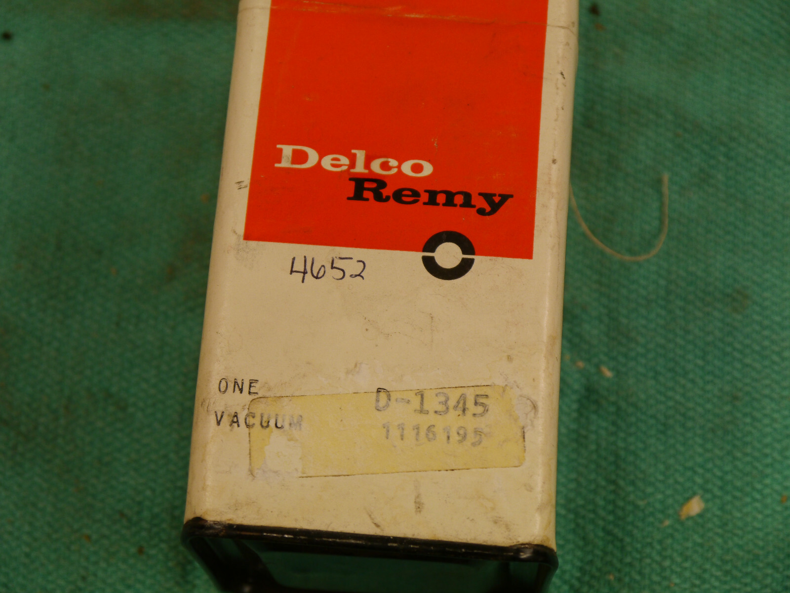 NOS GM Vacuum Advance 1116195 D-1345 Delco Remy 230 Nova Chevelle Camaro 250 292