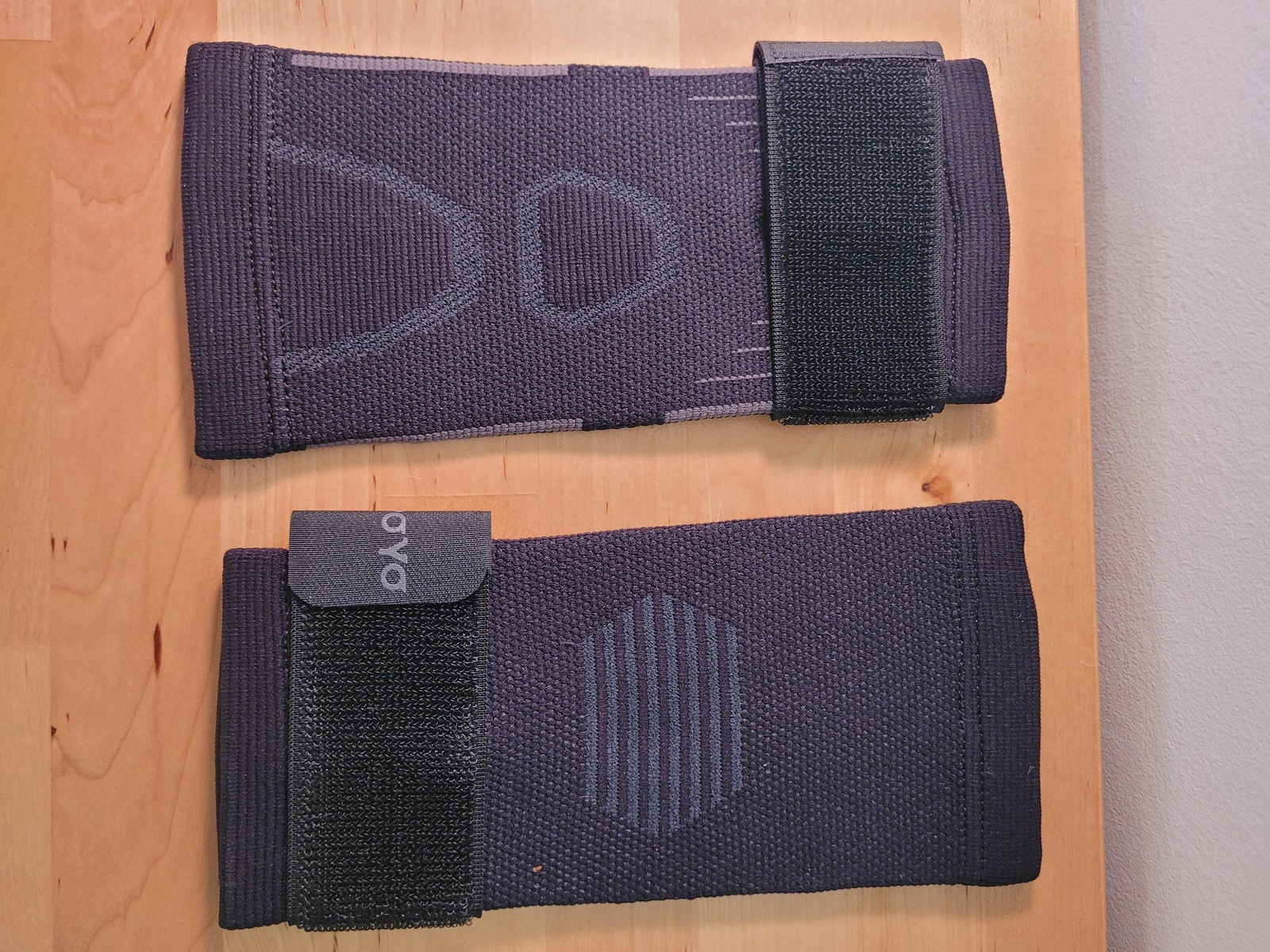 APOYO Elbow Brace Support Pair Small & Medium Compression Adjustable Strap Black