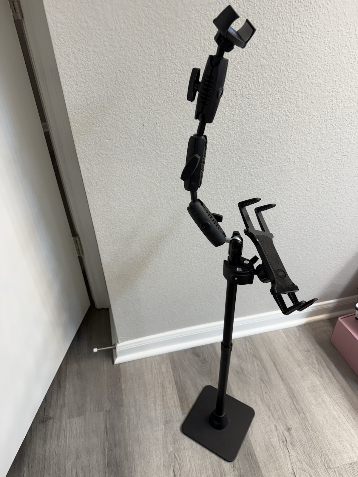 Arkon Remarkable Creators Phone And Tablet Or Camera Stand With Ring Light.
