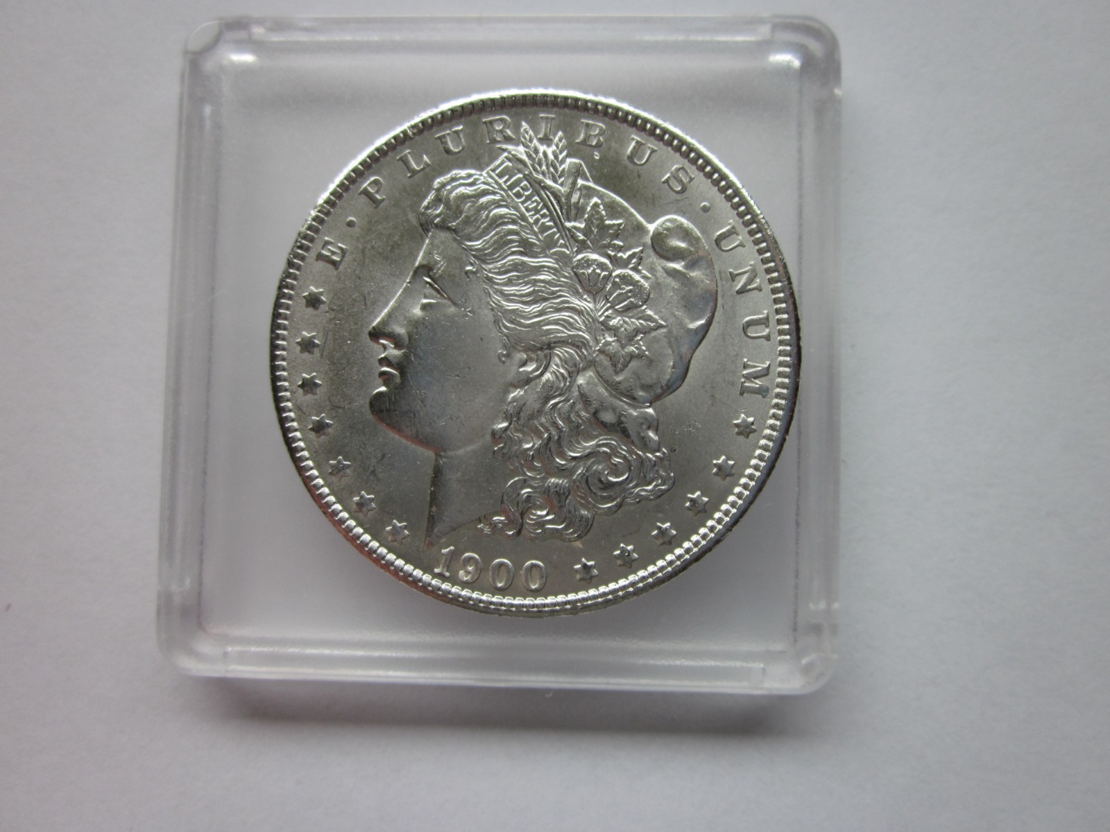 1900-P MORGAN SILVER DOLLAR UNCERTIFIED LUSTROUS BORDERLINE UNCIRCULATED PIECE