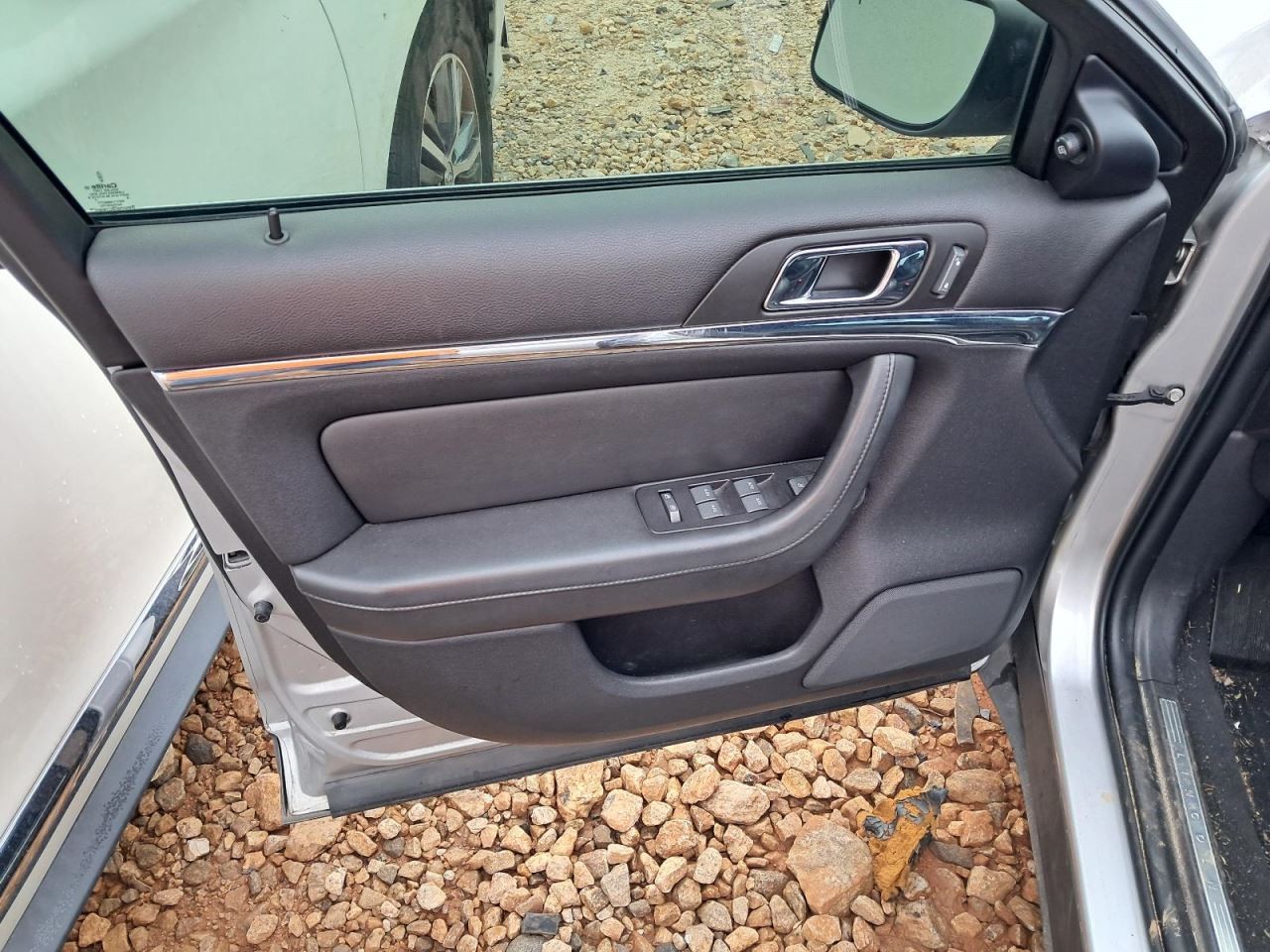 MKS 2009 Glove Box 4804243