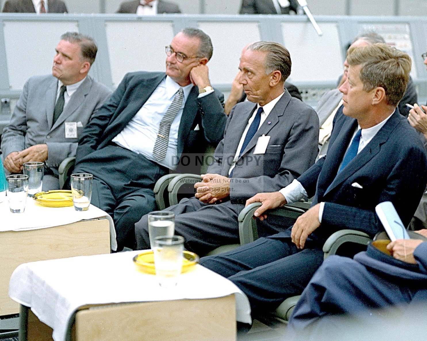 JOHN F. KENNEDY GETS BRIEFING AT CAPE CANAVERAL 1962 - 8X10 NASA PHOTO (EP-086)
