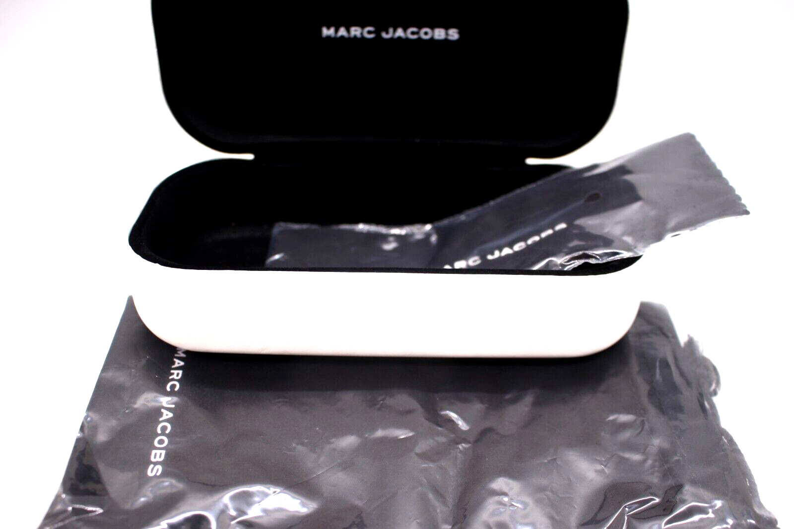 MARC JACOBS HARD CLAMSHELL EYEGLASSES CASE LARGE WHITE