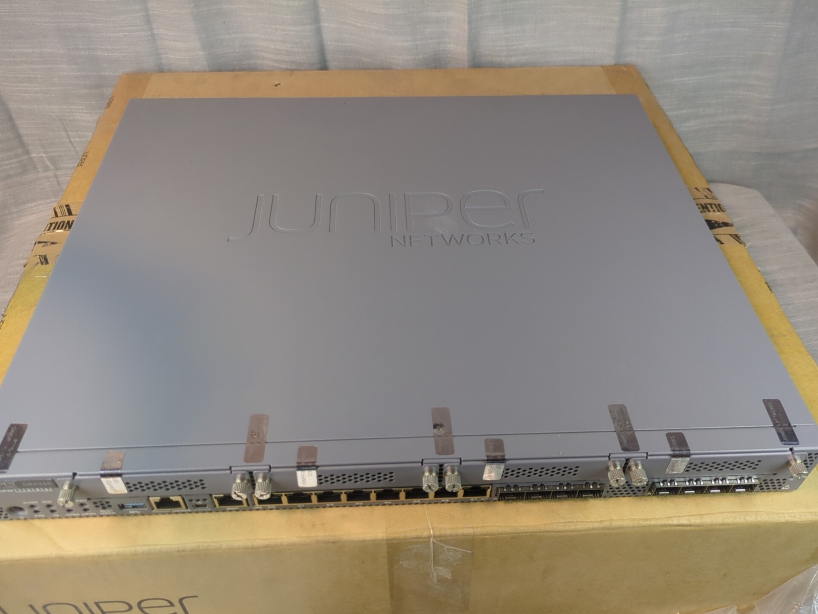 Juniper Networks SRX345-SYS-JB-DC 16 Port Services Gateway