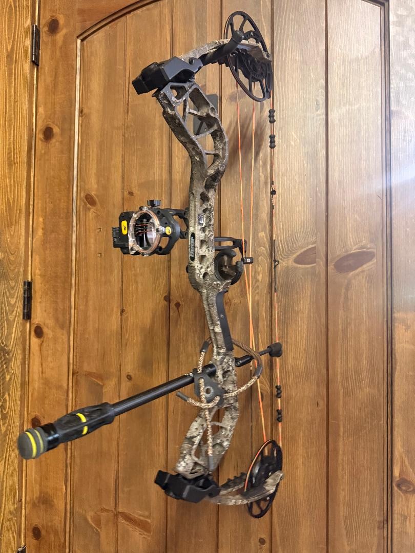 Bear Divergent EKO RH - 55-70lbs - 26"-30" Camo REACT Package Hunting Bow KIT