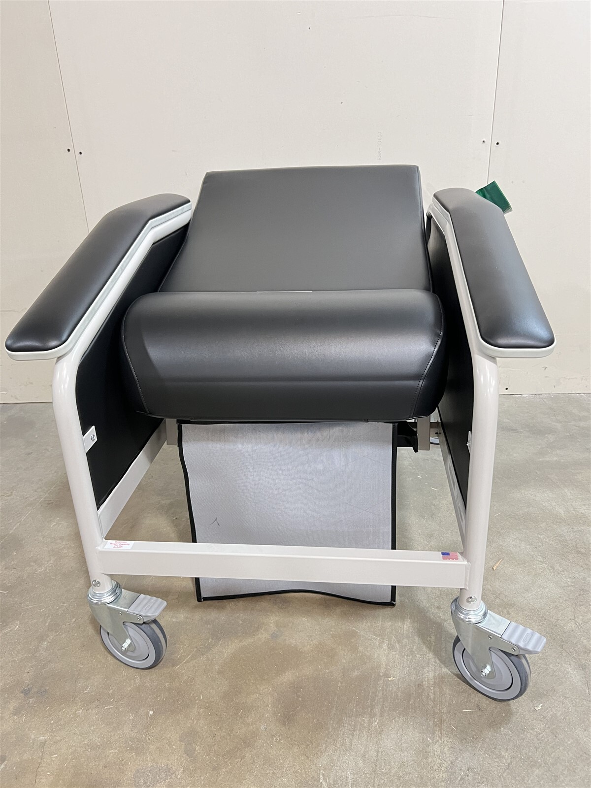 NEW UNUSED WINCO Medical Furnishing Care Cliner 6531 Geriatric Clinical Recliner
