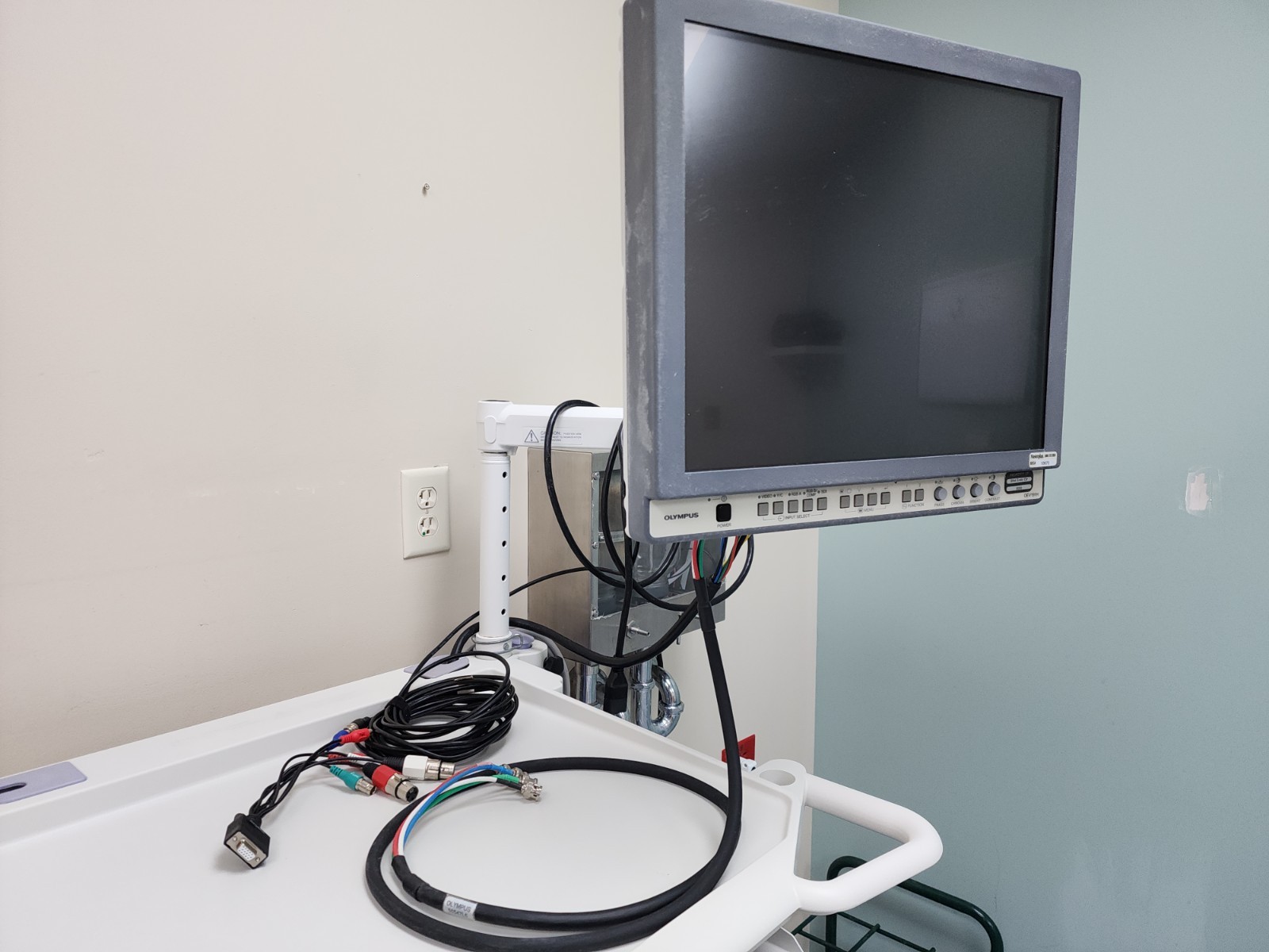 Olympus Video Screen with Arm Mount RGB Sync Cable and Power Supply