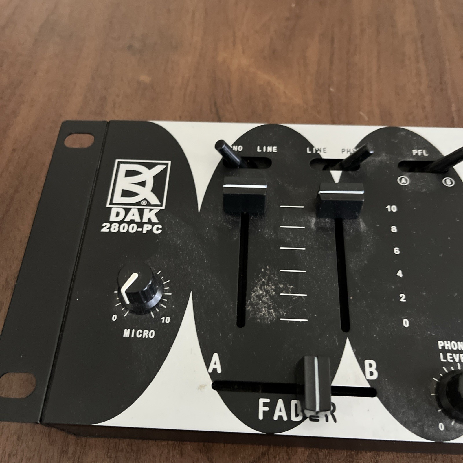 DAK 2800-pc Phono Preamp Interface Mixer 12v with Adapter