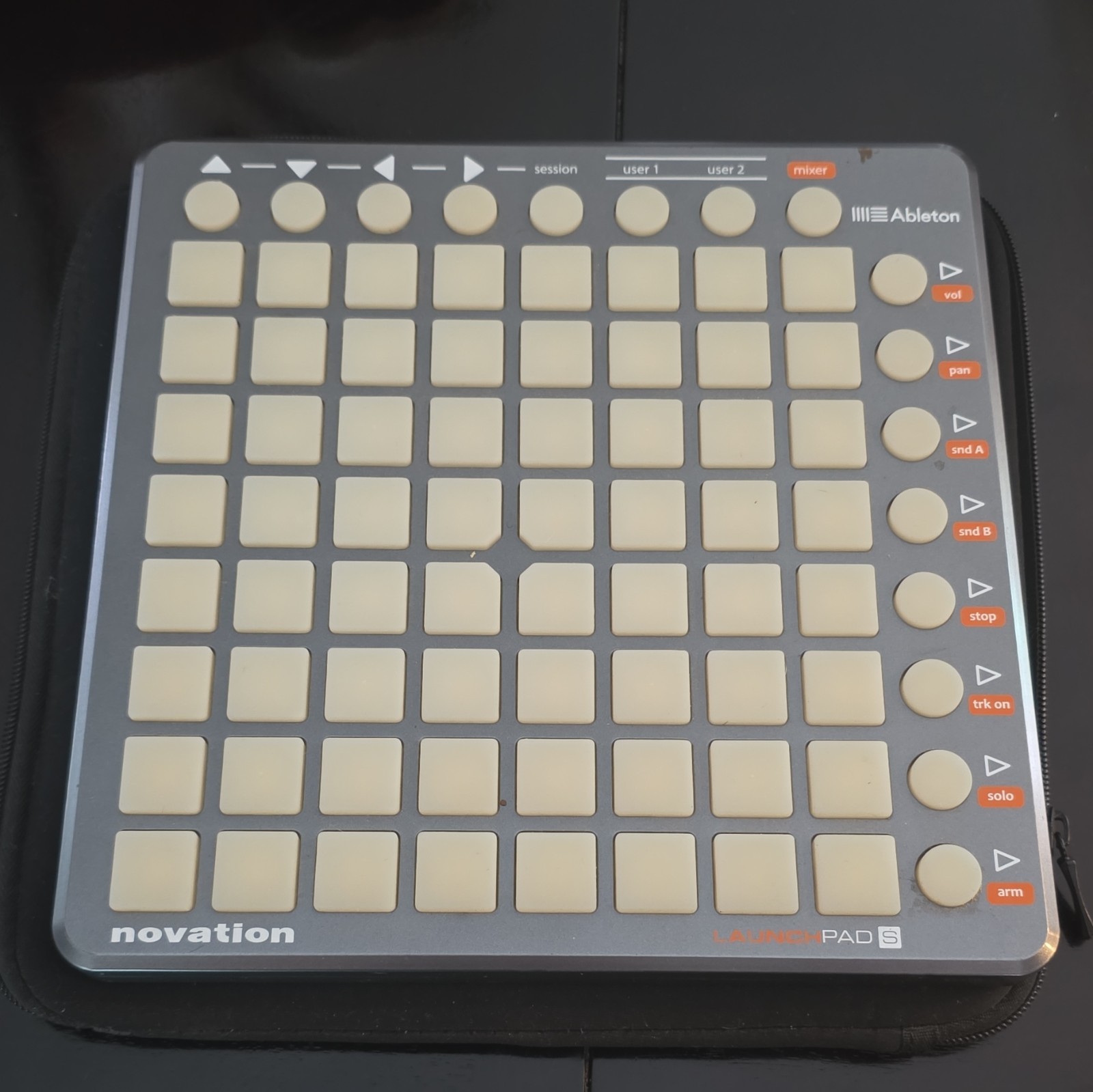 Novation Launchpad S Pad Controller 64-Key USB Out Pad Triggers w/ Case