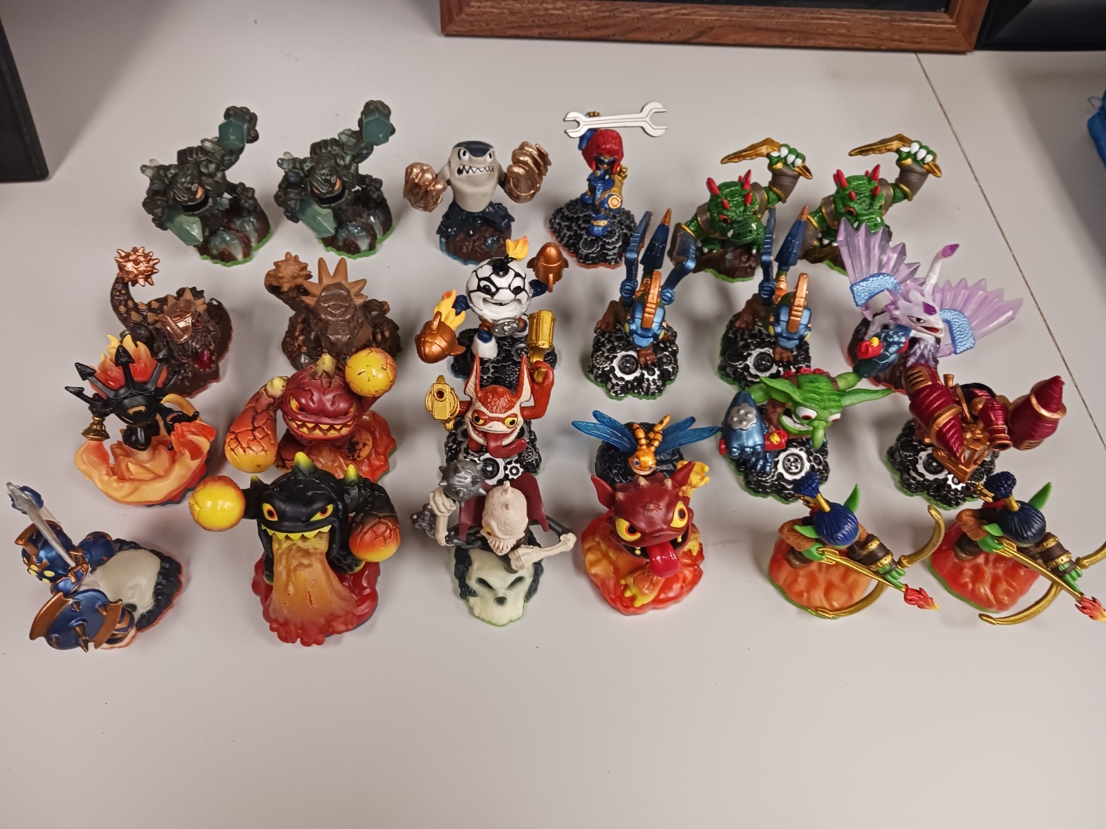 Skylanders Giants/Swap Force character pieces with official carry bags