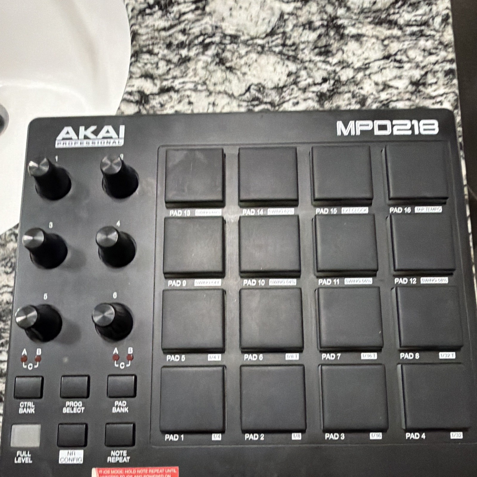 Akai Professional MPD218 USB MIDI Pad Controller, 16 Pads, 1 Pedal Input